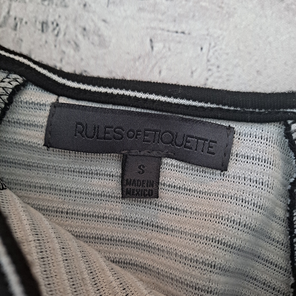Rules of Etiquette croptop - Picture 2 of 2